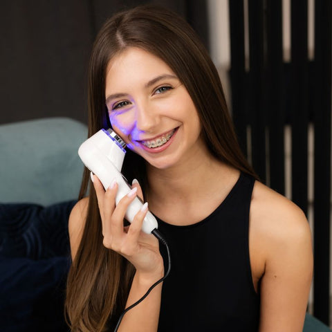 Gerät zur Verabreichung therapeutischer Wirkstoffe mit Ultraschall und LED