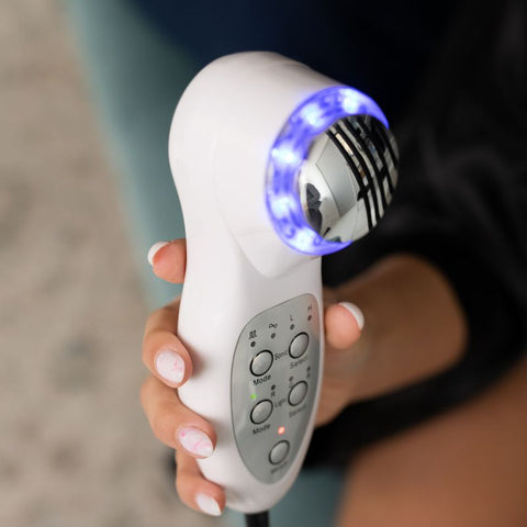 Gerät zur Verabreichung therapeutischer Wirkstoffe mit Ultraschall und LED